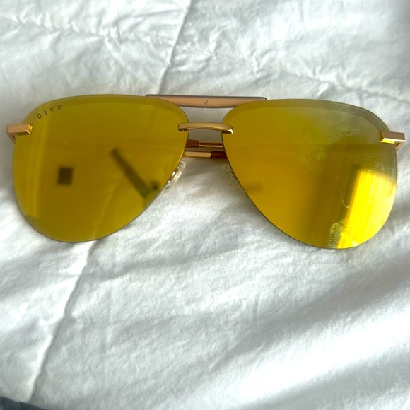 Diff stunning mirrored sunglasses. - Picture 1 of 3
